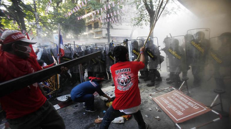 Do spopadov je prišlo še na območju sedeža vlade, kjer so protestniki v rdečih s