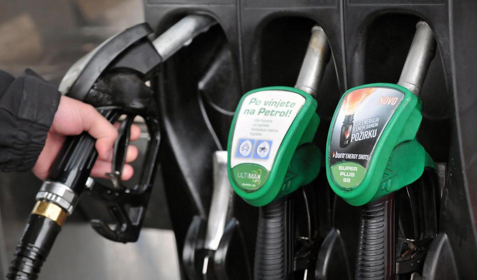 Opolnoči hud skok cen goriva