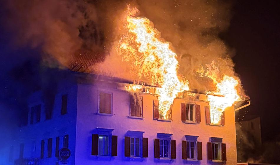 V pogoreli stavbi našli štiri trupla