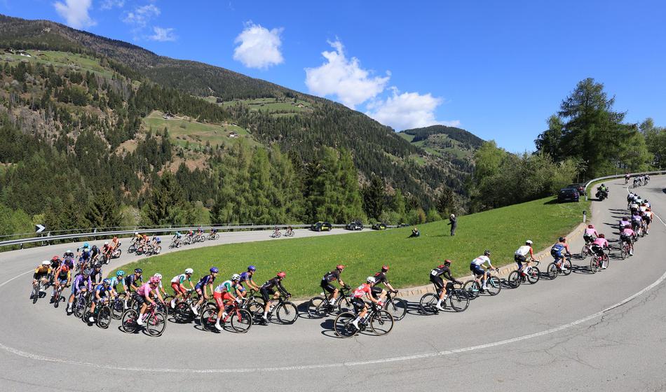 Etapa že po 2 km prekinjena zaradi množičnega padca, Omrzel spet pri vrhu