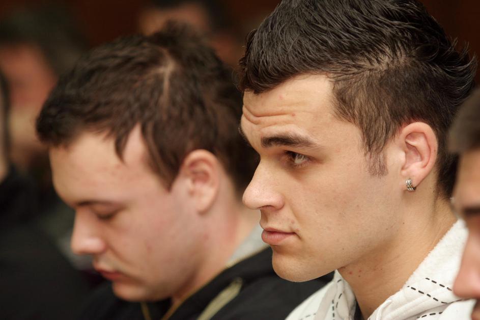 Oleniku zaradi nezakonite hrambe orožja grozi do deset let zapora, do pet pa še 