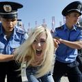 Društvo Femen proti policiji