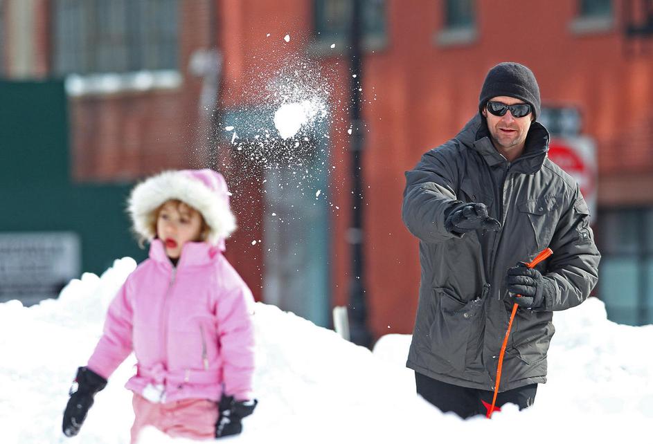 Hugh Jackman, hčerka Ava, sneg, pes