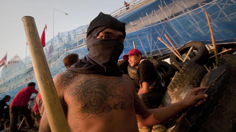 Protestniki glasno vzklikajo protivladna gesla, po zraku vihtijo ošiljene bambus