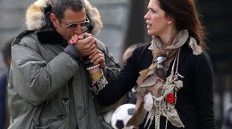 Jeff je poskušal ogreti Imogenine dlani.