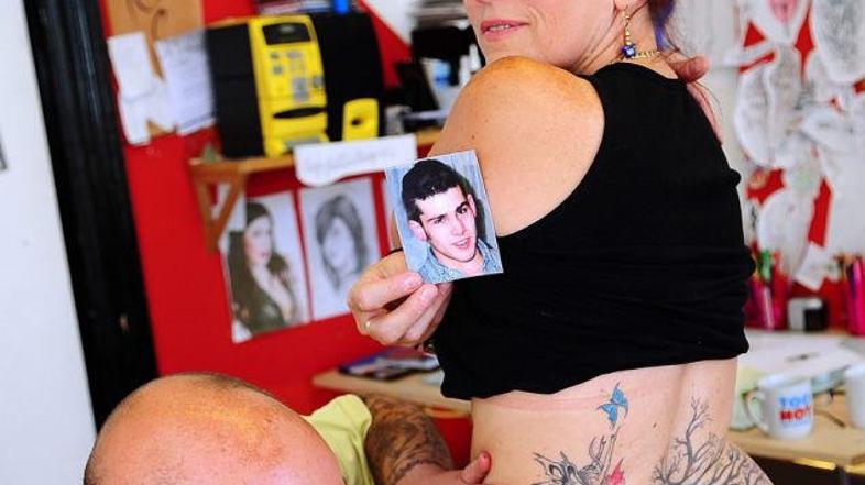 Mladi Lloyd, obetavni igralec ragbija, se je po zabavni noči mrtev zgrudil pred 