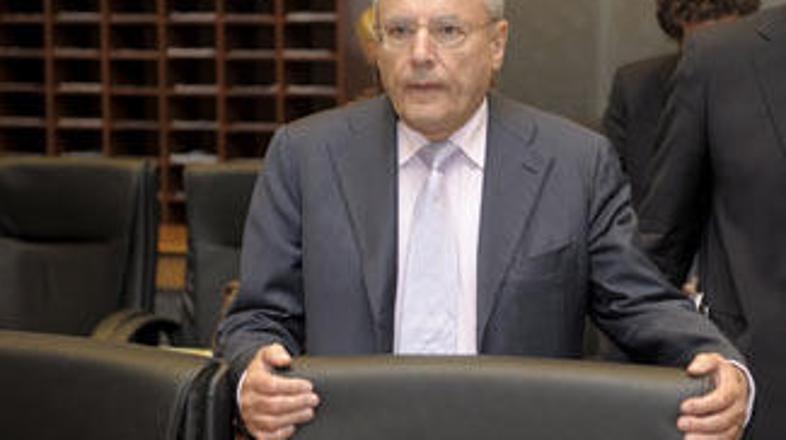 Na vprašanje, kdaj bo predlagal odpravo vizumov, je Barrot odgovoril, da predvid