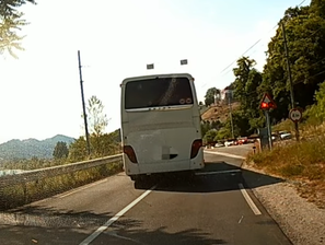 Nevarno ravnanje voznika avtobusa