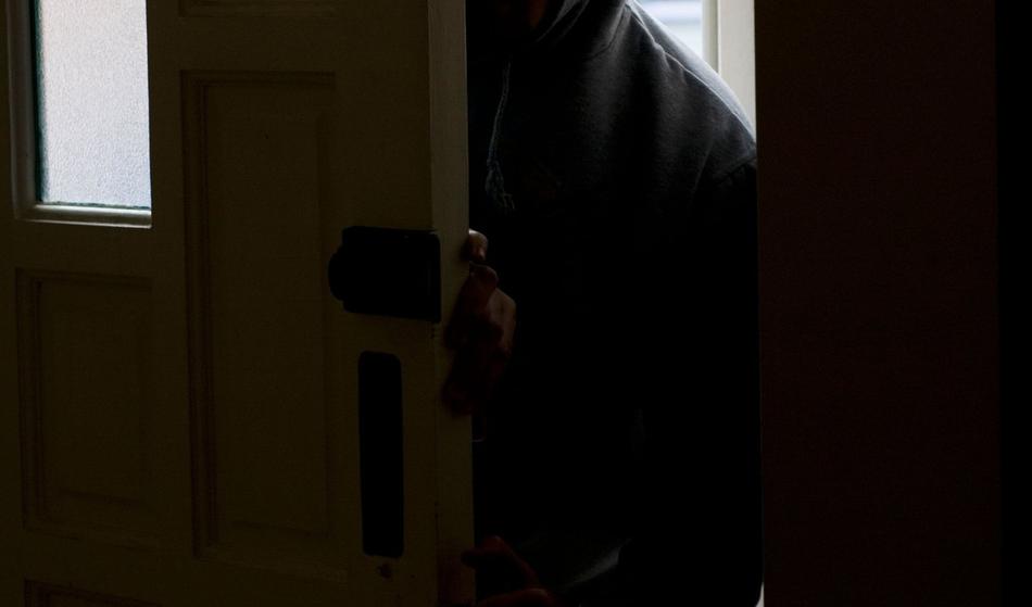 Oborožena trojica vdrla v hišo, družino je ubranil mladoletnik