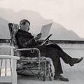 Adolf Hitler med bralno seanso pri rezidenci Berghof