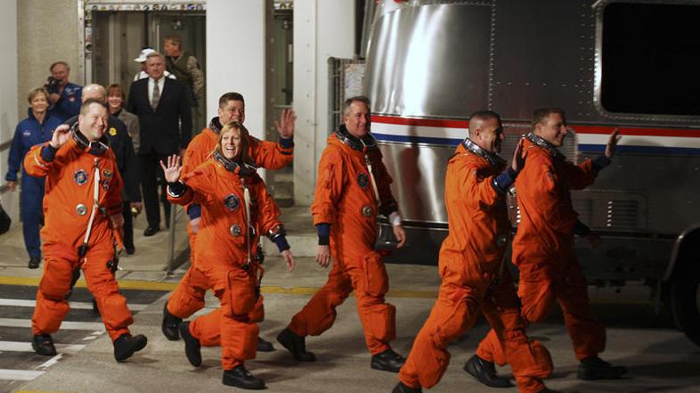 Posadko so prepeljali na kraj izstrelitve, vendar bodo morali počakati še en dan