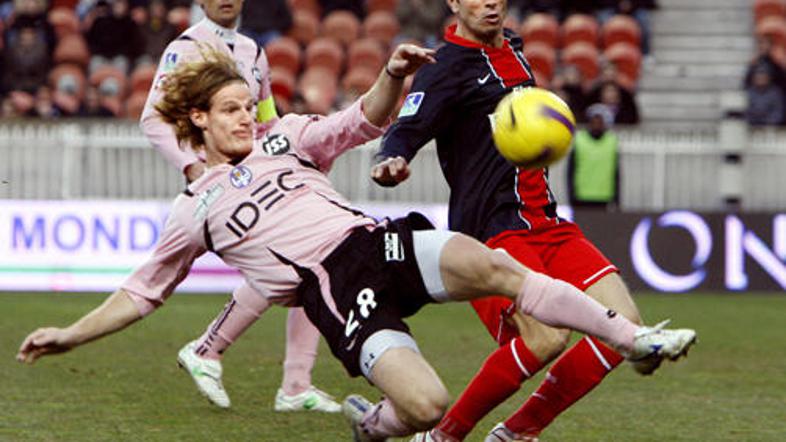 Pedro Pauleta (PSG) v boju z Maurom Cettom (Toulouse).