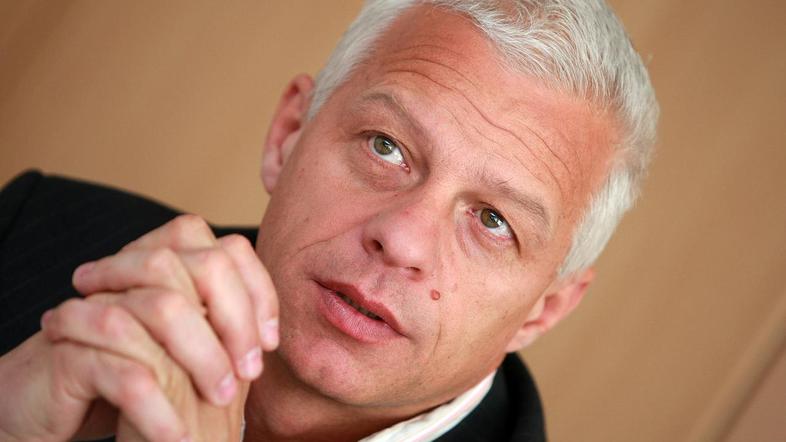 Drago Kos meni, da bi si Fifa morala pomagati s sodobno tehnologijo. (Foto: Bošt