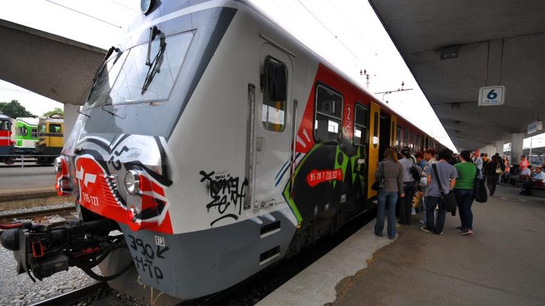 Vlak na ljubljanski železniški postaji.