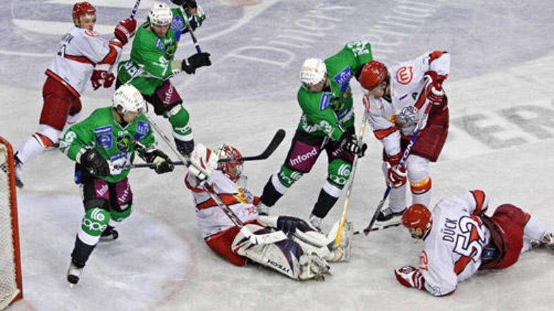 Puške ne Olimpija ne Jesenice še niso vrgle v koruzo, a zaostanek za osmim mesto