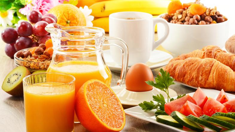 hrana zajtrk sok jajce pomaranča