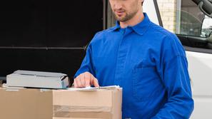 dostavljalec dostavlja pakete