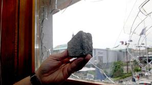 protesti študenti dz parlament škoda okna