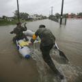 Vojaki evakuirajo prebivalce v mestu Matamoros.