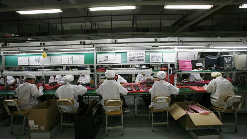 Delavci v kitajski tovarni Foxconn, kjer izdelujejo večino Applovih mobilnih tel