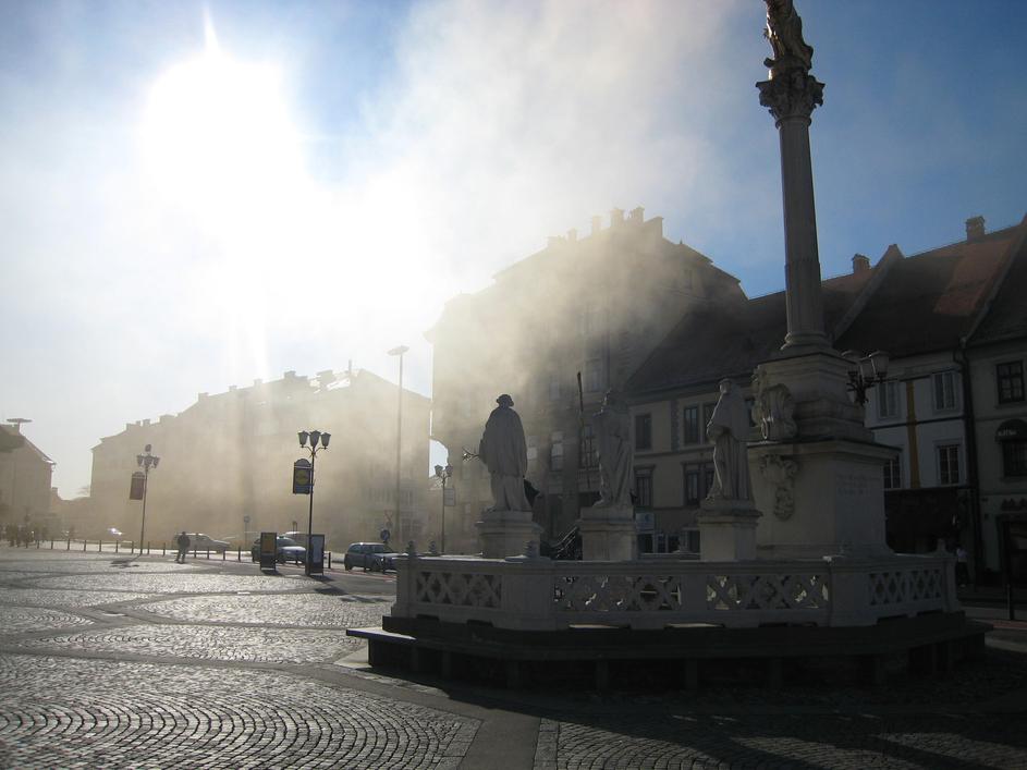 Požar naj bi se začel v dimniku bližnje okrepčevalnice.