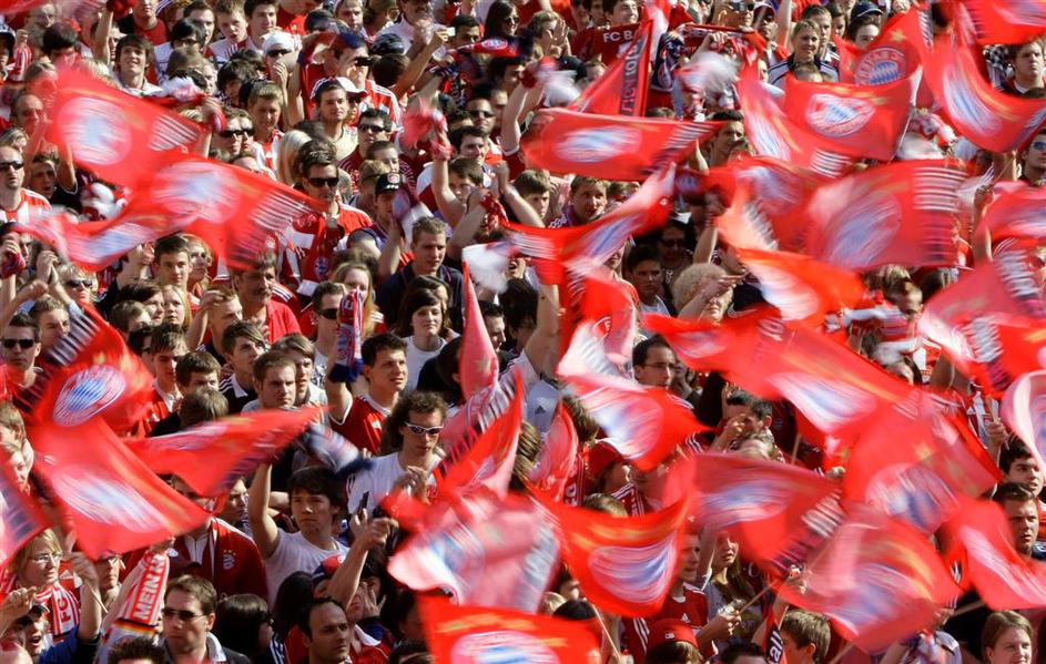Nogometaše Bayerna je v središču Münchna pričakalo 10.000 navijačev. (Foto: Reut
