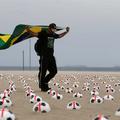 Copacabana protest Rio de Janeiro protestnik žoga žoge plaža demonstracije