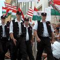 Pripadniki desničarske skupine Jobbik, ki napadajo Rome. (Foto: EPA)