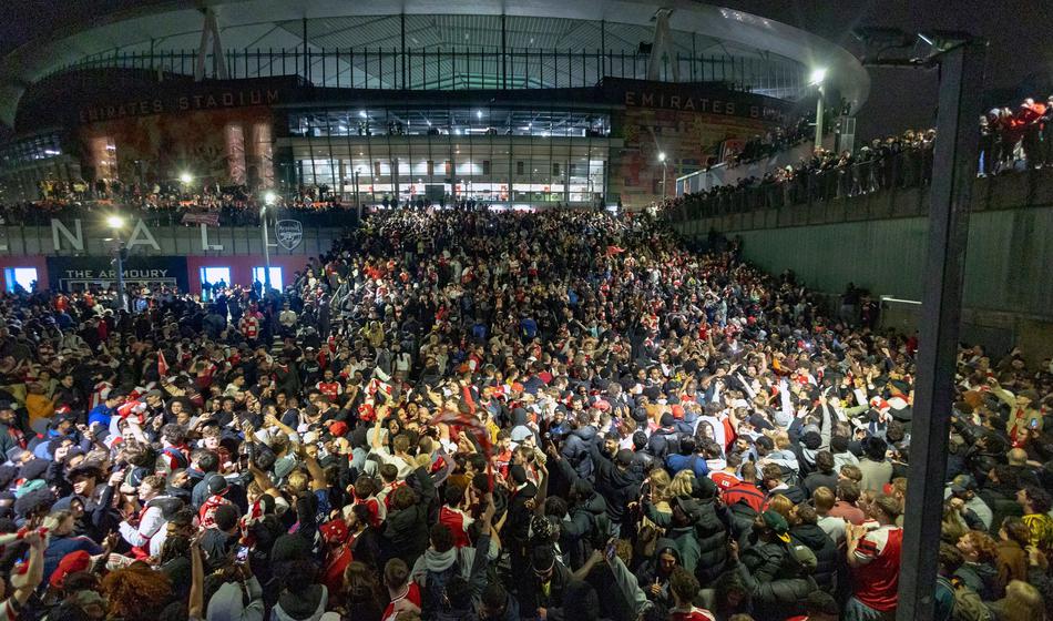 Okolica Emiratesa pokala po šivih, oglasil se je tudi Wenger