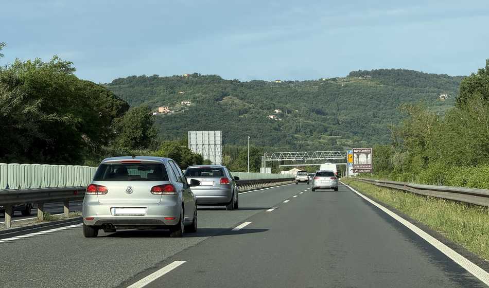 Pri Kopru preprečili tragedijo: vozil v nasprotno smer, iščejo ga tudi svojci