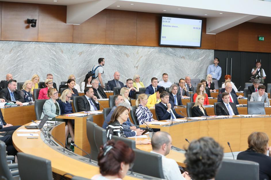 Novice: Se slovenski politiki drogirajo? - Državni zbor, seja, poslanci