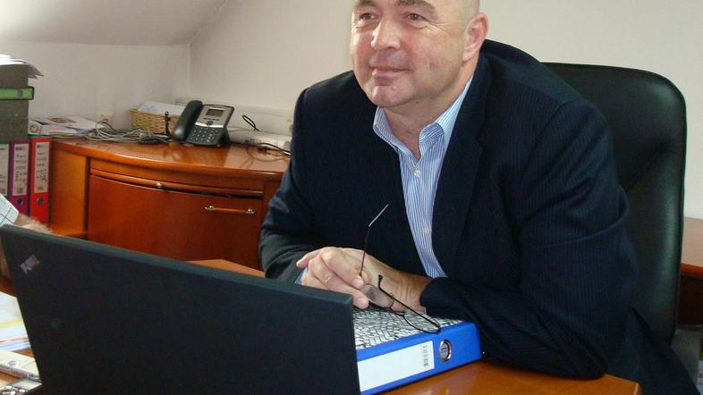 Miloš Dular je prekinil dopust, na svetniško vprašanje o svoji plači pa ni želel