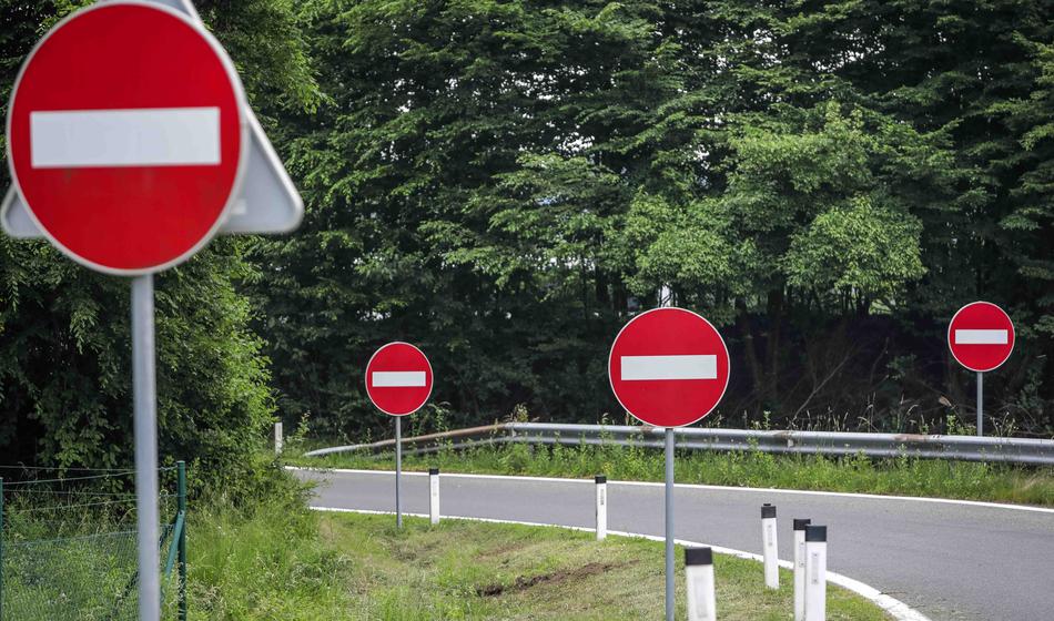 Vozil v nasprotno smer na avtocesti in povzročil nesrečo, dva mrtva
