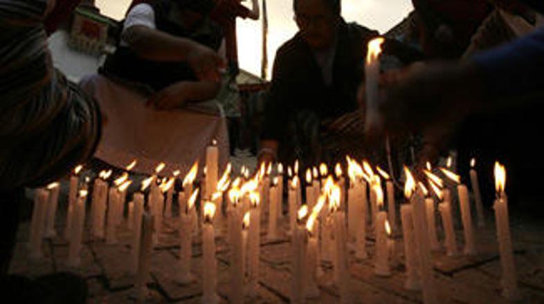 Nekateri tibentanci so ob obletnici tibetanske vstaje prižigali sveče.