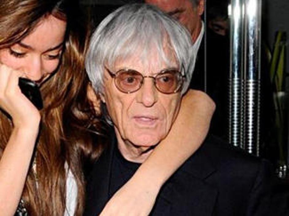 Neznana mladenka, ki je spremljala bogatega Britanca, je svoj obraz plašno skriv