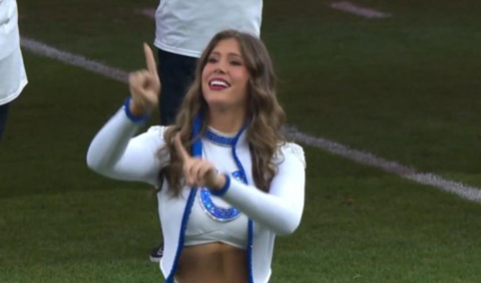 Čeprav je njena ekipa zmagala, je bila navijačica zaradi te geste zvezda tekme