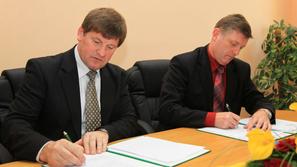 Župan in direktor RTH Aleš Bregar pri podpisu kupoprodajne pogodbe. (Foto: Goran