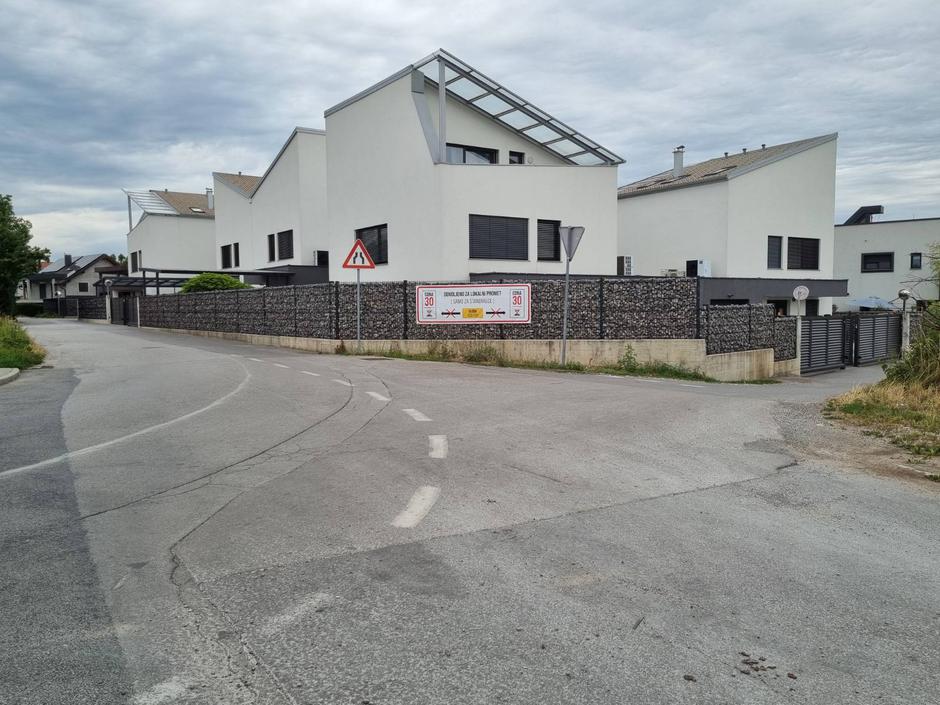 Prometni znak za lokalno cesto. | Avtor: Poslala bralka