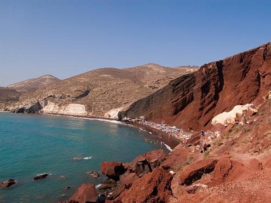 Rdeča plaža na Santoriniju turkiznega morja pač nima.