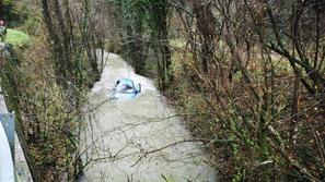 Vozilo odnesel hudournik