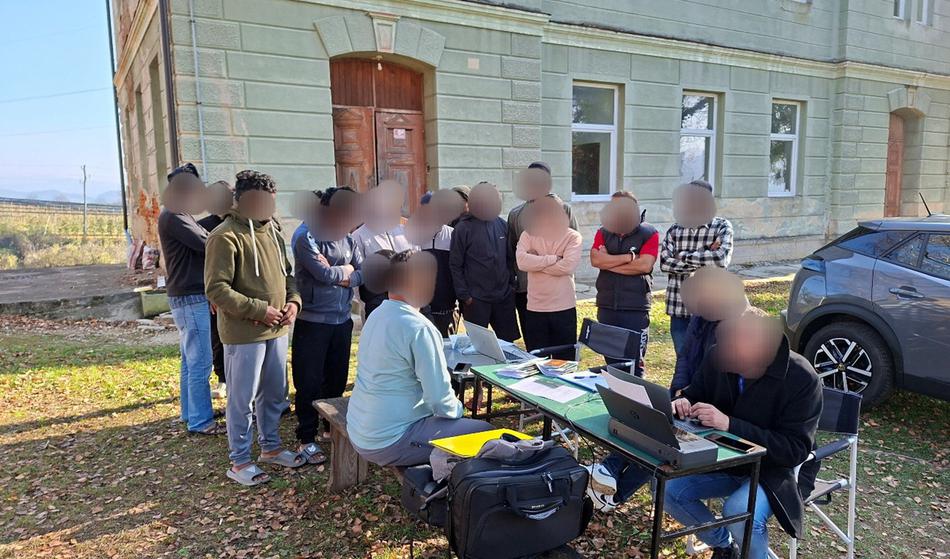 V stavbi na odročni lokaciji mesec dni brez hrane čakali na svojo usodo