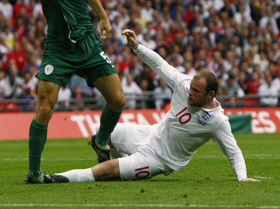 Na zgornji fotografiji se lepo vidi, kdo jo je v dvoboju med Cesarjem in Rooneyj