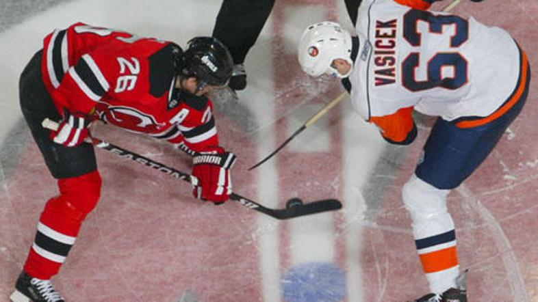 Po koncu rednega dela, hokejisti v ligi NHL čakajo na "prvi plošček" končnice.