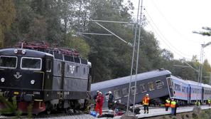 Prva dva vagona za lokomotivo sta iztirila in se prevrnila. (Foto: Reuters)