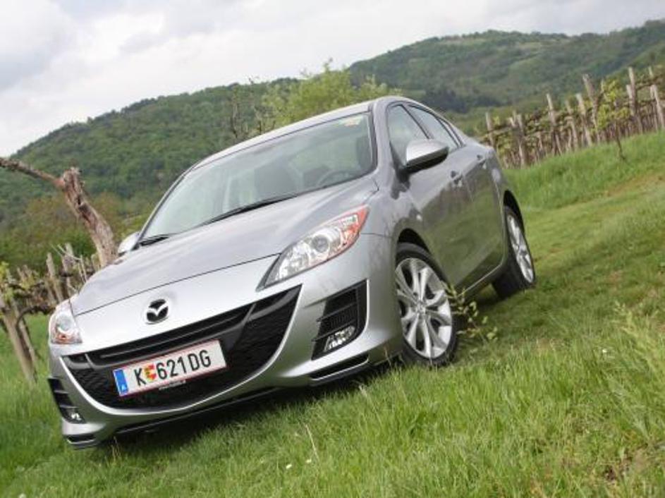 Mazda3 ni avtomobil, ki ustavlja promet, ko se pelje mimo. Prej kot to je avtomo