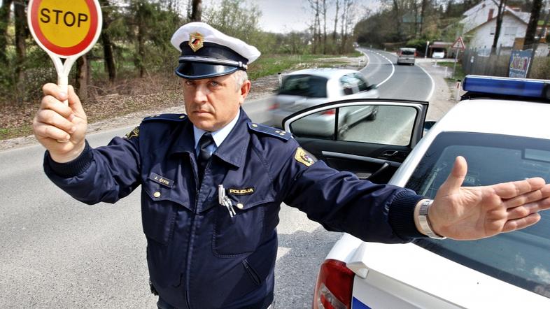 slovenija 15.04.2010 policist, policija, ustavljanje vozil, stop, loparcek, foto
