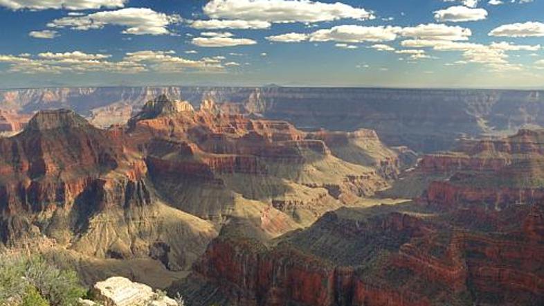 Fotogenični Grand Canyon v Arizoni žari v rdečkastih barvah.