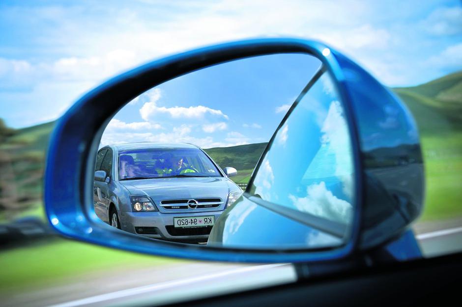 Vzvratno ogledalo | Avtor: Žurnal24 main