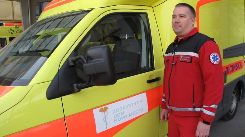 slovenija 12.03.14. Dolenjska, Novo mesto, resevalec Peter Cerne ob resevalnem v