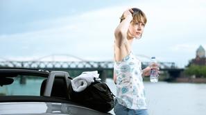 avtomobil ženska plastenka voda